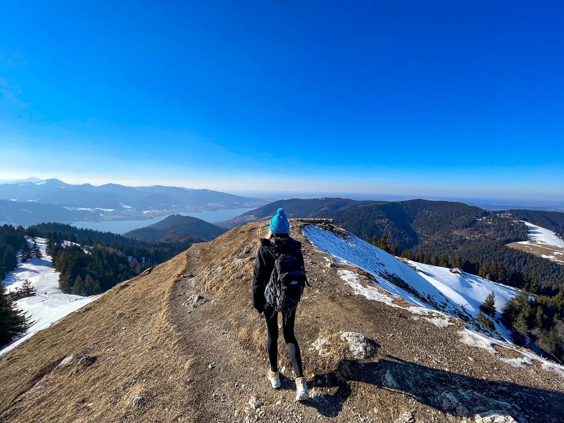 Mit Blick auf den Tegernsee - Wanderung mit Aussicht auf den Gipfel des Baumgartenschneid