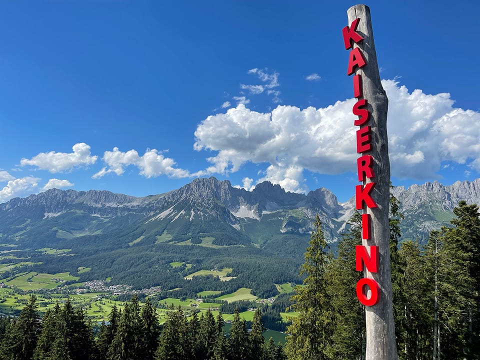 Kaiserkino und Astbergsee: Schöne Aussicht auf den Wilden Kaiser